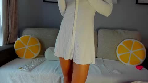 Snapshot of bella_hot77 chatting on 10.24.25 Anna online show from 10.24.25