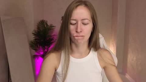 Snapshot of bella_li__ chatting on 09.11.25 bella_li__ online show from 09.11.25