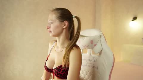 Snapshot of bella_li__ chatting on 10.14.25 bella_li__ online show from 10.14.25