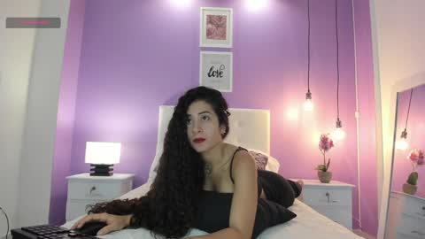 Bella Ponce  online show from 01.04.25