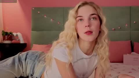 Snapshot of bella_stewarttt chatting on 05.25.26 Bella NEW ROOM online show from 05.25.26