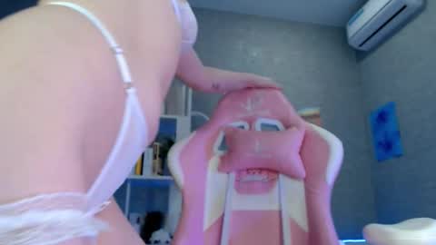 Snapshot of bella_torress chatting on 10.26.25 Bella Torress online show from 10.26.25