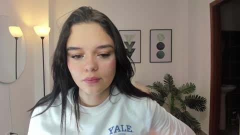  Bella Hadid  online show from 12.17.24