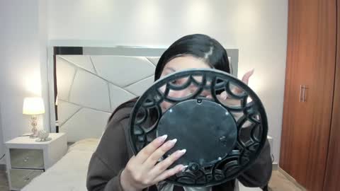  Bella Hadid  online show from 12.22.24