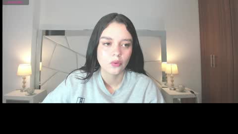  Bella Hadid  online show from 01.03.25