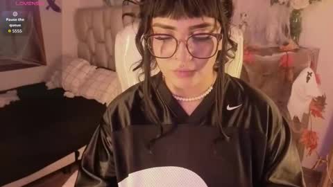 Snapshot of bellaa_miller chatting on 10.18.25 Bella online show from 10.18.25