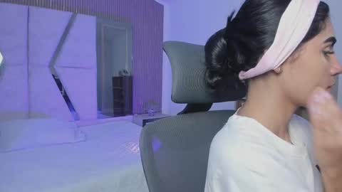 bellaastorm online show from 10.02.25