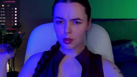 belladevile_ online show from 10.05.25