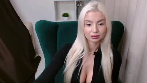 Snapshot of bellamur_ chatting on 04.21.26 Bella online show from 04.21.26