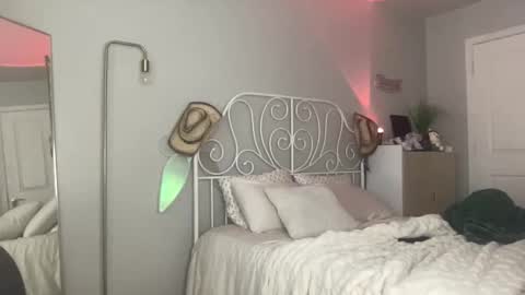 Snapshot of bellaxxboo chatting on 09.10.25 Bella Rose online show from 09.10.25