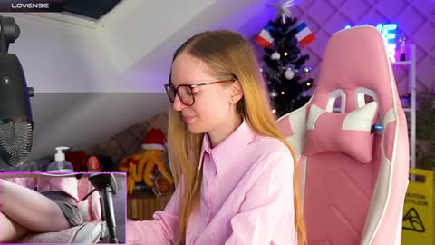 Snapshot of belle_alice chatting on 12.06.24 Alice online show from 12.06.24