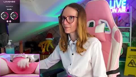 Snapshot of belle_alice chatting on 02.10.25 Alice online show from 02.10.25