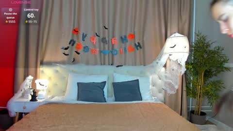 Snapshot of belle_wa1ker chatting on 10.28.25 Belle online show from 10.28.25