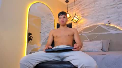 Snapshot of benjamin_more chatting on 11.02.25 BENJAMIN online show from 11.02.25