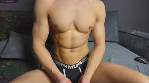 Snapshot of benjaminbond chatting on 11.13.25 benjaminkarl02 online show from 11.13.25