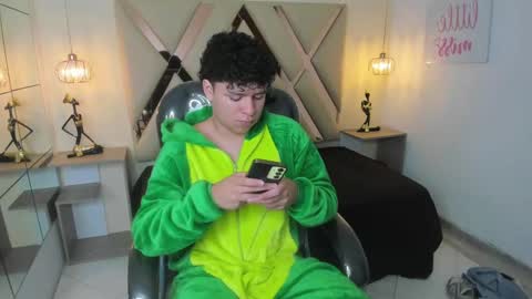 Snapshot of benjamintwink1 chatting on 10.08.25 BENJAMIN online show from 10.08.25