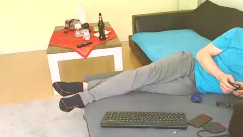 Benutzmich0800 online show from 12.25.24