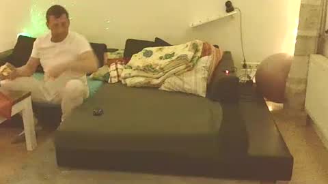 Benutzmich0800 online show from 12.25.24