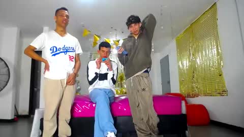 Snapshot of benz_boys chatting on 02.25.25 benz boys online show from 02.25.25