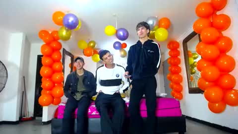 Snapshot of benz_boys chatting on 03.10.25 benz boys online show from 03.10.25