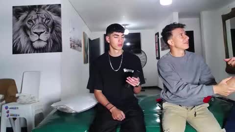 Snapshot of benz_boys chatting on 09.17.25 benz boys online show from 09.17.25