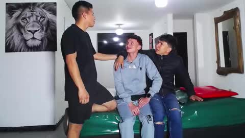 Snapshot of benz_boys chatting on 09.18.25 benz boys online show from 09.18.25