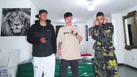 Snapshot of benz_boys chatting on 09.28.25 benz boys online show from 09.28.25