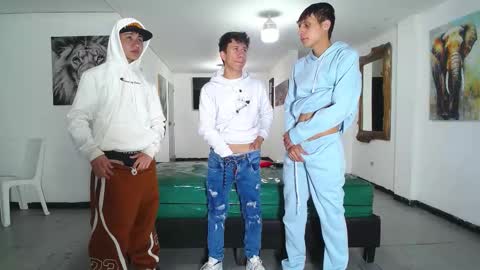 Snapshot of benz_boys chatting on 10.31.25 benz boys online show from 10.31.25