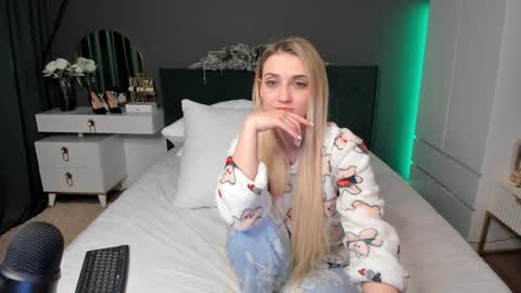 Amelia Ami Free Lovense control in pvt online show from 12.14.24