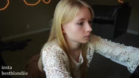 Chloe Next stream on Friday online show from 02.21.25