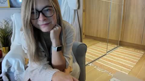 Snapshot of bestgirl_ofthe_neighborhood chatting on 10.20.25 Vicky   online show from 10.20.25