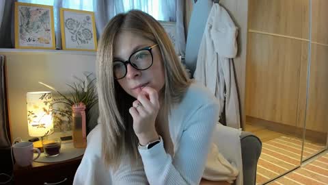 Snapshot of bestgirl_ofthe_neighborhood chatting on 10.21.25 Vicky   online show from 10.21.25