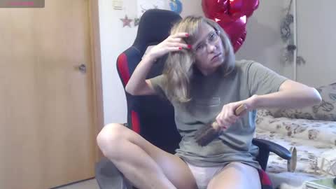 Snapshot of bettyburns chatting on 03.09.25 Betty online show from 03.09.25