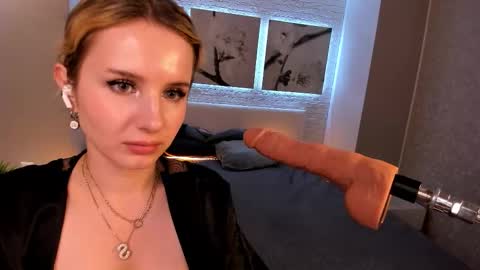 Snapshot of bettyrouse chatting on 09.26.25 Betty online show from 09.26.25