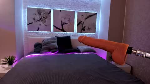 Snapshot of bettyrouse chatting on 10.13.25 Betty online show from 10.13.25