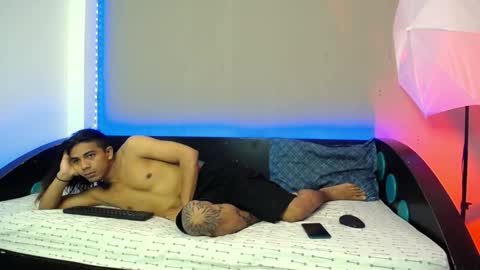 Snapshot of betw33ntwoskins chatting on 10.11.25 between two skins online show from 10.11.25