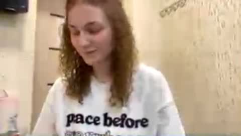 Snapshot of beverleebartus chatting on 04.02.26 Sophie online show from 04.02.26