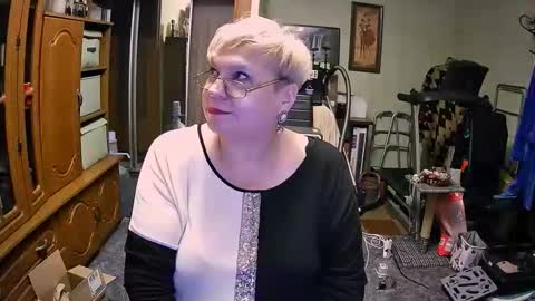 BeverlyCynia online show from 10.05.25