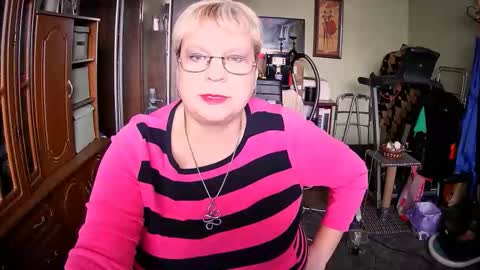 BeverlyQCynia online show from 10.20.25