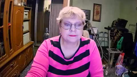 BeverlyQCynia online show from 12.04.25