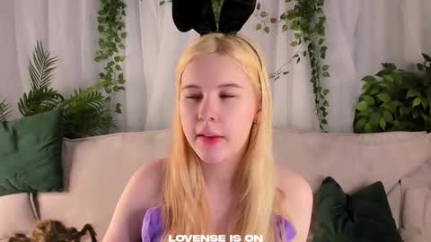 Snapshot of bezuya chatting on 10.26.25 Eliz online show from 10.26.25