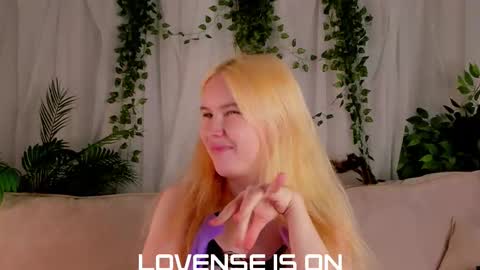 Snapshot of bezuya chatting on 10.28.25 Eliz online show from 10.28.25