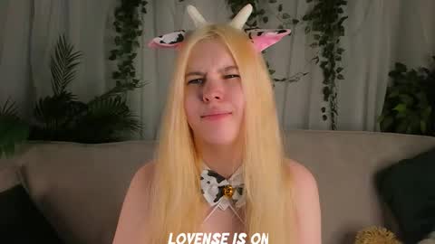 Snapshot of bezuya chatting on 10.29.25 Eliz online show from 10.29.25