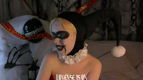 Snapshot of bezuya chatting on 10.31.25 Eliz online show from 10.31.25