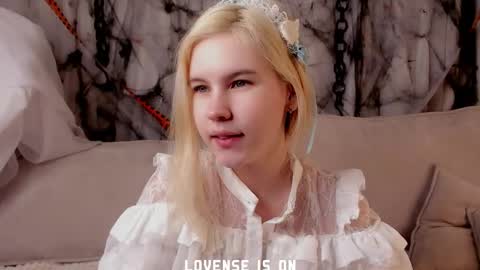 Snapshot of bezuya chatting on 11.06.25 Eliz online show from 11.06.25