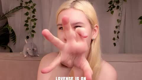 Snapshot of bezuya chatting on 11.13.25 Eliz online show from 11.13.25