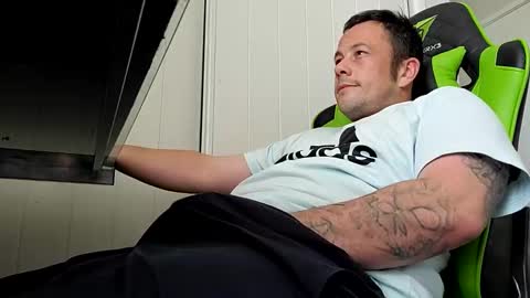 Snapshot of big_balls_big_load chatting on 01.06.25 big_balls_big_load online show from 01.06.25