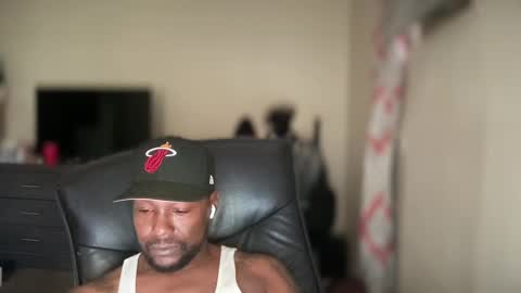 Snapshot of bigbackwoodcali chatting on 10.08.25 bigbackwoodcali online show from 10.08.25