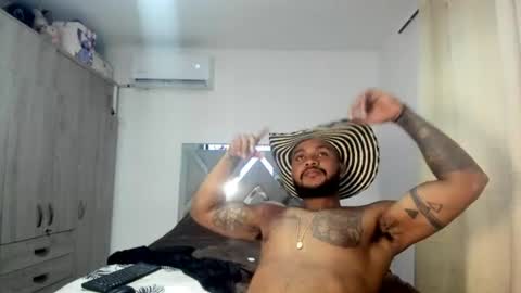 Snapshot of biglatino098 chatting on 06.11.26 biglatino098 online show from 06.11.26