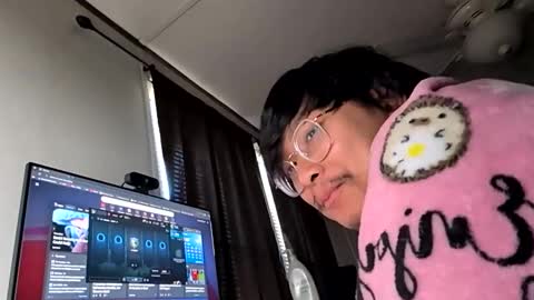 Snapshot of biglongt chatting on 10.20.25 biglongt online show from 10.20.25